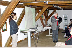 1. März 2008, Schuldirektor Gerhard Lau stellt den Gästen Carmen Rottmann (Museologin des Heimatmuseums Warnemünde) vor.